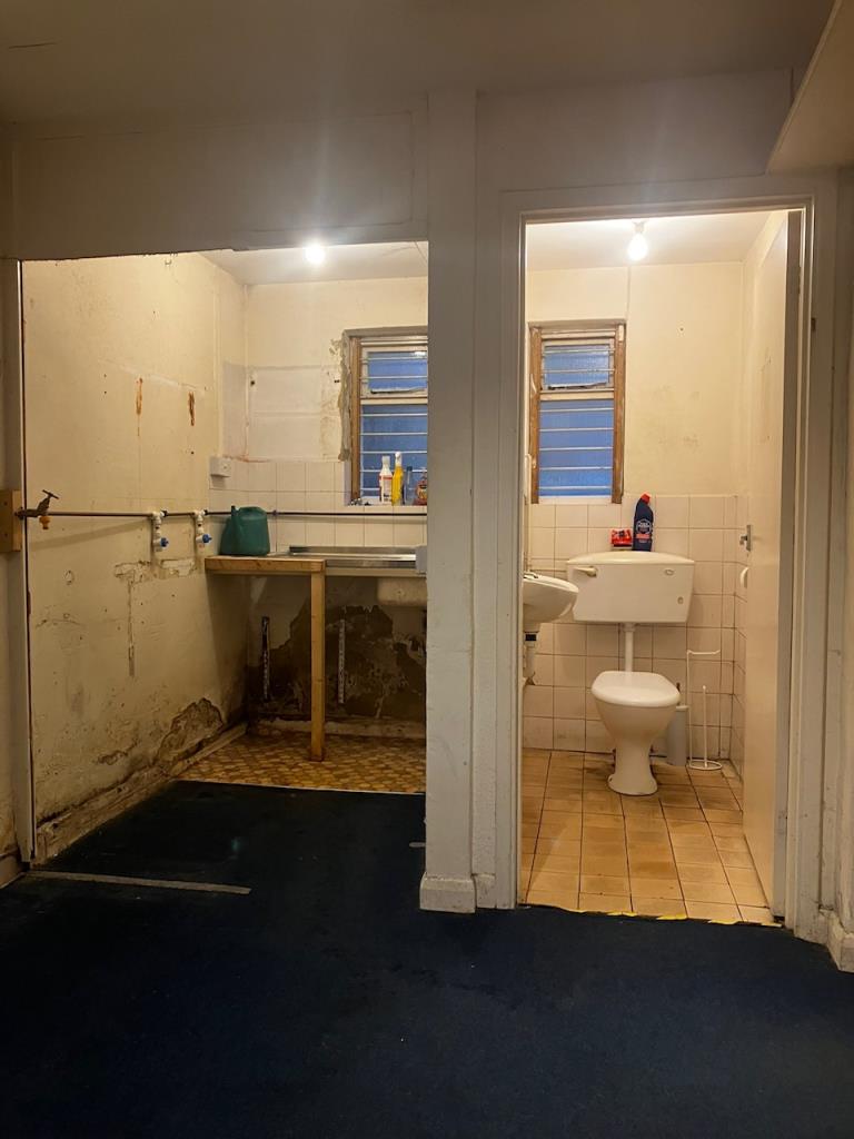Lot: 8 - SHOP AND TWO-BEDROOM FLAT FOR INVESTMENT - WC